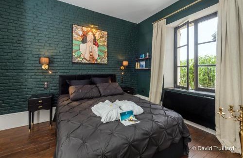 Charleville-Mezieres Apartment | Suite MANA Cupidon avec Vue Place Ducale et Parking inclus