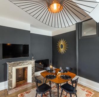 Charleville-Mezieres Apartment | Suite MANA Cupidon avec Vue Place Ducale et Parking inclus