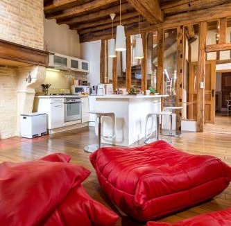 Charleville-Mezieres Apartment | Suite Mana OHANA - Luxe et Authenticité juste à coté de la Place Ducale avec Parking privé