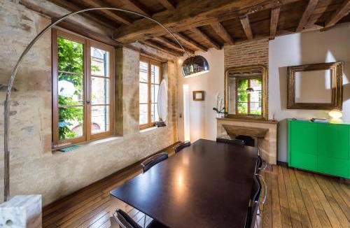 Charleville-Mezieres Apartment | Suite Mana OHANA - Luxe et Authenticité juste à coté de la Place Ducale avec Parking privé