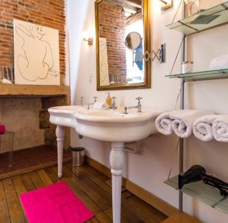 Charleville-Mezieres Apartment | Suite Mana OHANA - Luxe et Authenticité juste à coté de la Place Ducale avec Parking privé