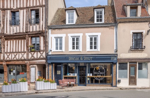 Nogent-le-Roi Apartment | Suite Millesime, View on Saint-Sulpice church, castle and timber-framed houses