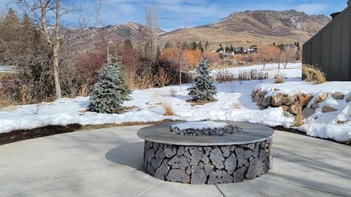Eden House | Suite Mountain Haven Pt C104Ski Escape Fireplace