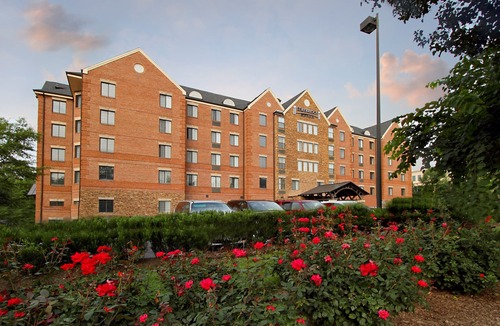 McLean Condo | Suite Near DC | Free Breakfast + On-Site Fitness Center | Great for Business Travelers!