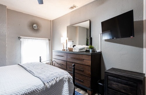 Smoketown Jackson Apartment | Suite near downtown Louisville, KY · Suite XII