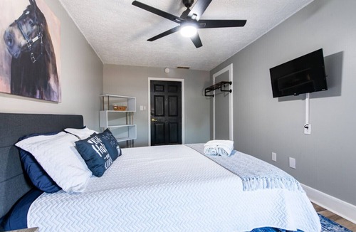 Smoketown Jackson Apartment | Suite near downtown Louisville, KY · Suite XI