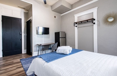 Smoketown Jackson Apartment | Suite near downtown Louisville, KY · Suite VI