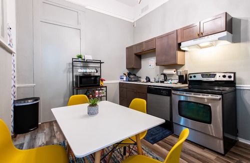 Smoketown Jackson Apartment | Suite near downtown Louisville, KY · Suite VI