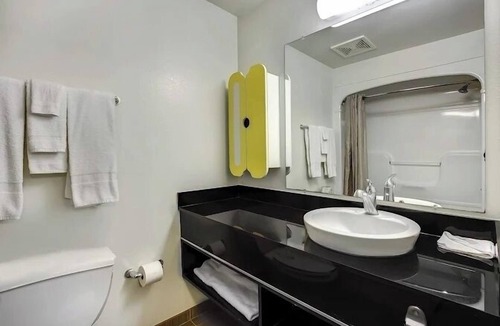 East Brunswick Hotel | Suite Near Exit 9 w/Kitchen