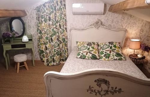 Brassac Bed & Breakfast | Suite Noelie, son Ecran de Cinema et sa Baignoire d Époque