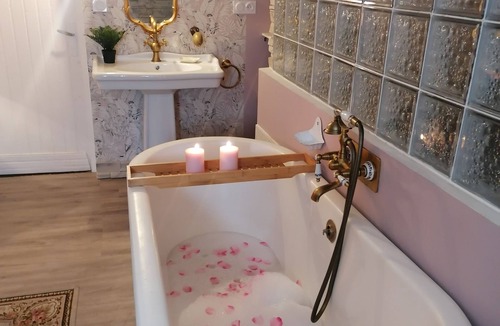 Brassac Bed & Breakfast | Suite Noelie, son Ecran de Cinema et sa Baignoire d Époque