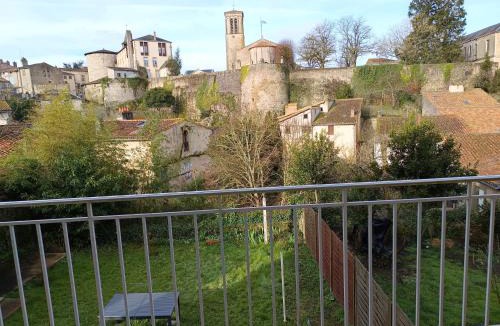 Parthenay Apartment | Suite parentale et cuisine