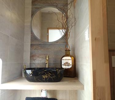 Parthenay Apartment | Suite parentale et cuisine