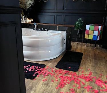 Saint-Omer Hotel | Suite Picasso Balnéo et Spa Privatif, Ambiance Arty Chic