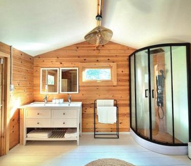 Banne Ski Chalet | Suite privée indépendante en bois- Sud Ardèche