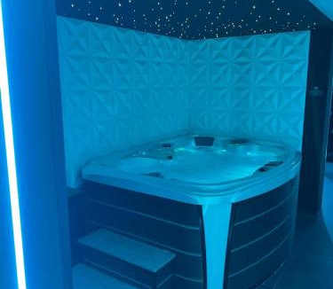Bonneville Apartment | Suite Privée Romantique - Jacuzzi & Hammam
