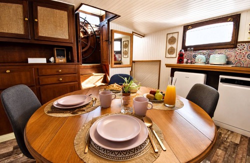 Avignon Boat Rental | Suite-Private Bathroom-River view