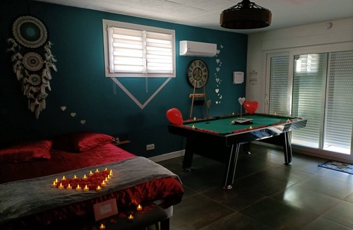 Trebes Bed & Breakfast | Suite Privative Avec Jaccuzi Billard et Terrasse a 10 min de Cité de Carcassonne