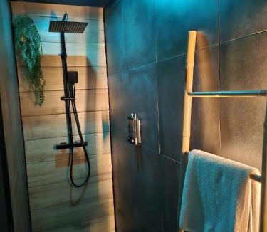Cuincy Apartment | Suite privative avec jacuzzi et espace détente