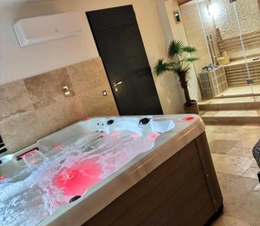 Saint-Nexans House | Suite Privative Jacuzzi Sauna de la Villa Del Castagnol