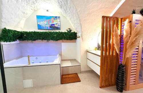 Gignac Apartment | Suite Privative Spa Jacuzzi Sauna - Proche Montpellier