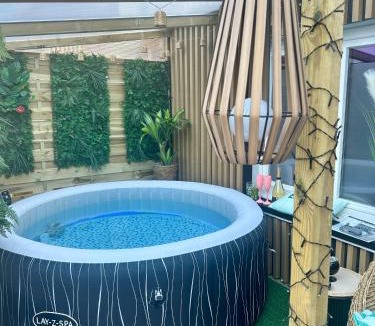 Biache-Saint-Vaast Apartment | Suite Rétro Chic avec Spa en Terrasse
