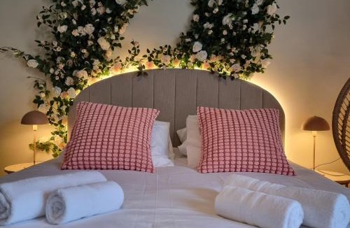 Noyal-sur-Vilaine Apartment | Suite Romantique Florale Balnéo Rennes parking