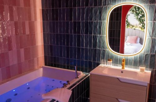 Noyal-sur-Vilaine Apartment | Suite Romantique Florale Balnéo Rennes parking