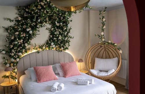 Noyal-sur-Vilaine Apartment | Suite Romantique Florale Balnéo Rennes parking