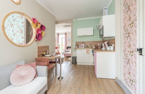 Calais Apartment | Suite Romantique à 5 mn de la Plage " la Bulle Romantique "