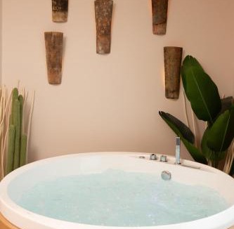 Neudorf Est Apartment | Suite romantique Ibiza, Jacuzzi, Spa