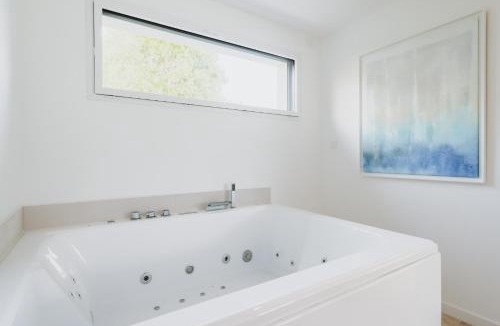 Le Bernard Apartment | Suite romantique proche mer climatisée avec balnéo, video projecteur et piscine