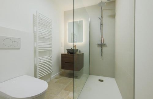 Le Bernard Apartment | Suite romantique proche mer climatisée avec balnéo, video projecteur et piscine