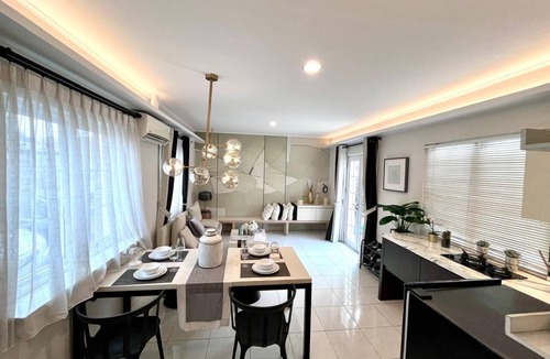Pagedangan House | Suite Room by Echa at Alesha House