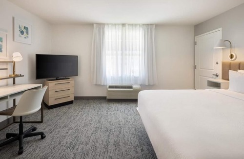 Westshore Hotel | Suite Room with Full Kitchen Close to Cypress Point Park & Raymond James Stadium