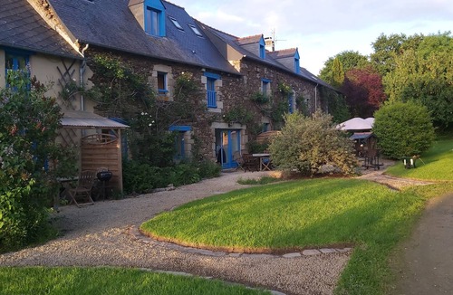 Calorguen Cottage | Suite- Saint Suliac-Family-Ensuite with Bath-Garden view