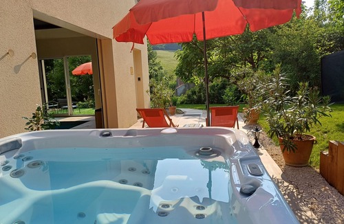 Bligny sur Ouche Apartment | Suite SAPHIR with private spa and pool- Bélénos Suites et Spa