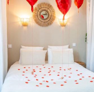 Nemours Apartment | Suite sensuelle balnéothérapie et fauteuil tantra