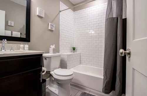 Pettaway Apartment | Suite & Simple in SoMa - A Stylish Stay for 1 or 2