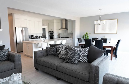 Cochrane House | Suite Stay in Cochrane