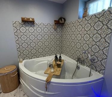 Saumur House | Suite Une Bulle d Evidence avec baignoire spa