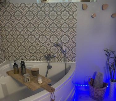 Saumur House | Suite Une Bulle d Evidence avec baignoire spa