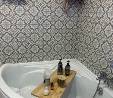 Saumur House | Suite Une Bulle d Evidence avec baignoire spa
