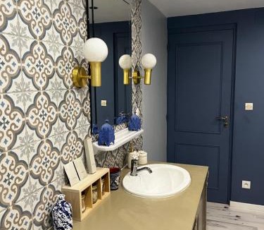 Saumur House | Suite Une Bulle d Evidence avec baignoire spa