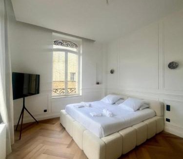 Charleville-Mezieres Apartment | Suite Velours by Collection Aura - Maison les Arcades face à la gare de Charleville-Mézières