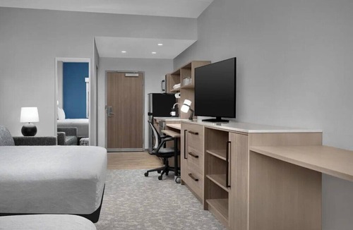 Weston Hotel | Suite w/Kitchenette & Pool | Free Breakfast | 3 mi to Fort Lauderdale Beach