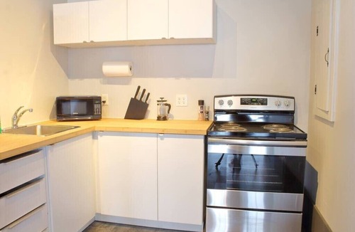 Bedford Apartment | Suite with AC, Industrial Styling