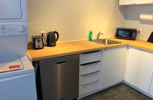 Bedford Apartment | Suite with AC, Industrial Styling