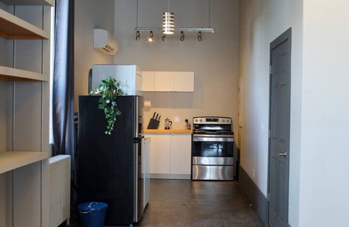 Bedford Apartment | Suite with AC, Industrial Styling