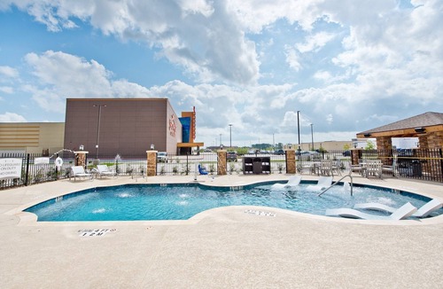 Humble Apartment | Suite with Air-Conditioning + Complimentary Breakfast | Pool Access Included!